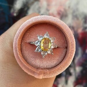 MACY’S 
Statement cocktail 🍸 Ring 
Costume Jewelry